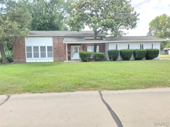 698 Carriage Ln, Hazelwood, MO 63042