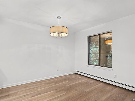 5th image of 122 Foxwood Cir
