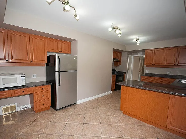 555 Stevens Dr — Photo 4