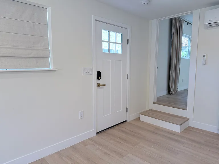 726 W 9th St — Photo 12
