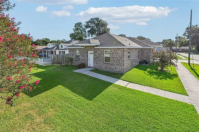 2 bed, 1.5 bath, 840 sqft, $1,650 — Photo 2