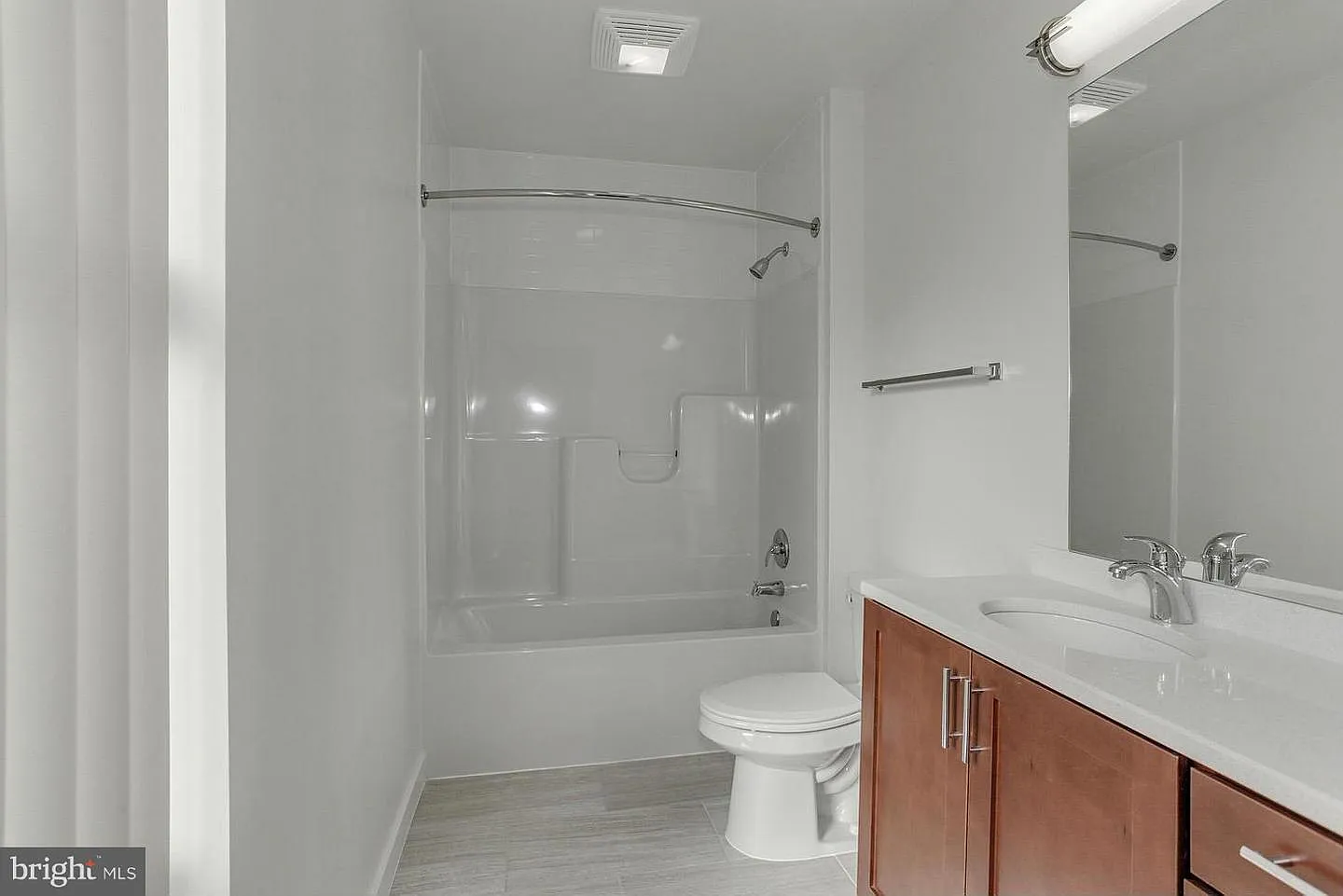 3 bed, 1173 sqft, $3,710 — Photo 3