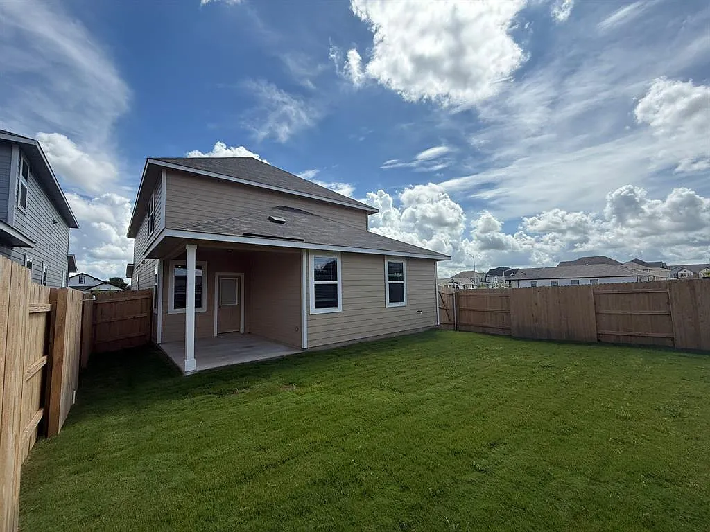 5 bed, 3.5 bath, 2897 sqft, $2,799 — Photo 2