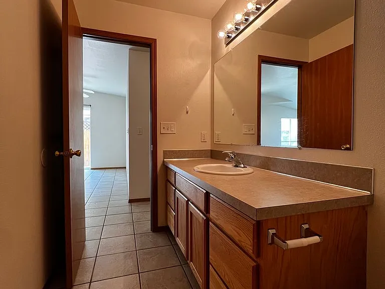 1309 S 75th Ave — Photo 9