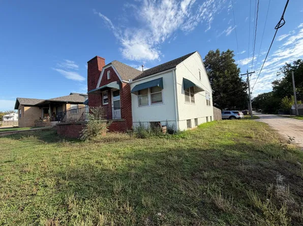 107 E Stolp Ave, Medicine Lodge, KS 67104