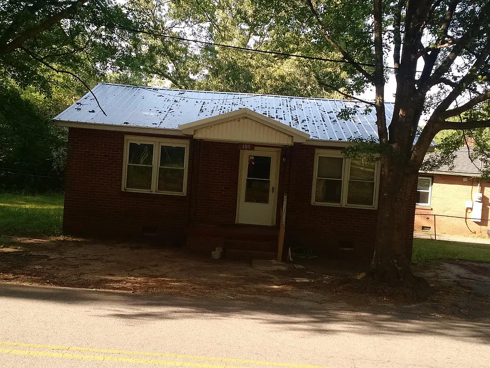 700 W D Ave