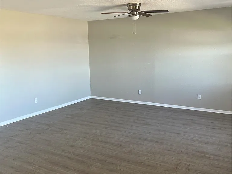 402 Thompson Dr — Photo 6
