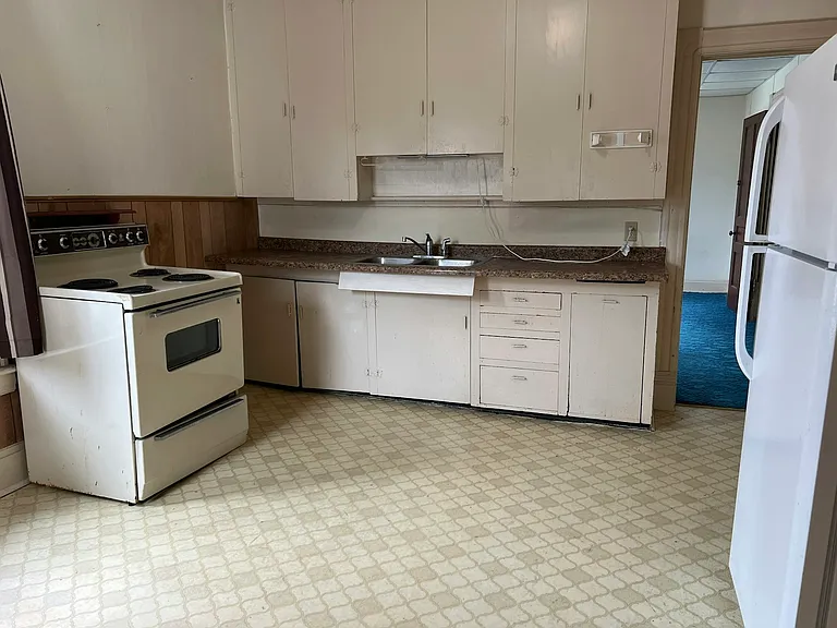 218 E Erie St #3 — Photo 4