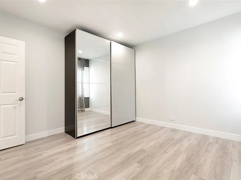 1527 N Screenland Dr — Photo 9