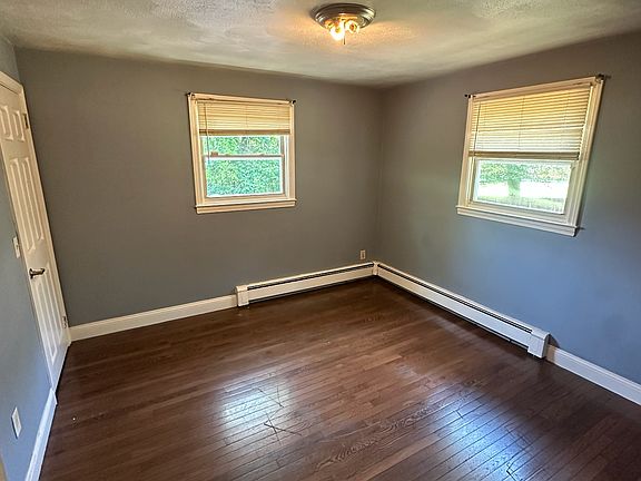 3rd image of 30 Wentworth St #30