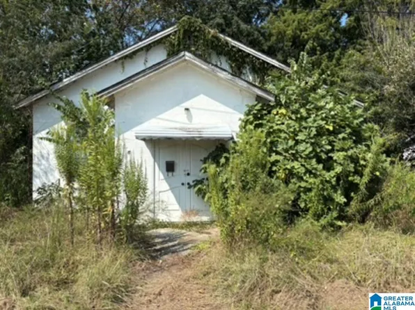 64 3rd St NE, Graysville, AL 35073