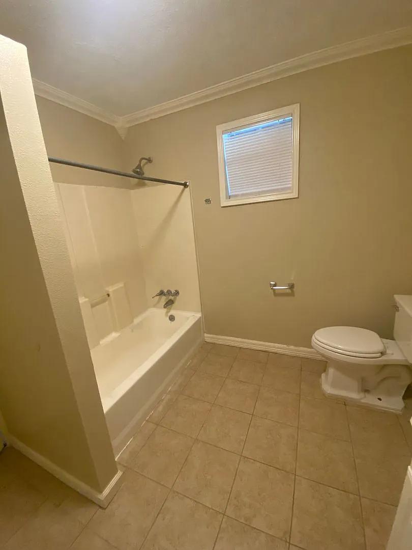 Spacious 4 Bed, 2 Bath Home — Photo 2