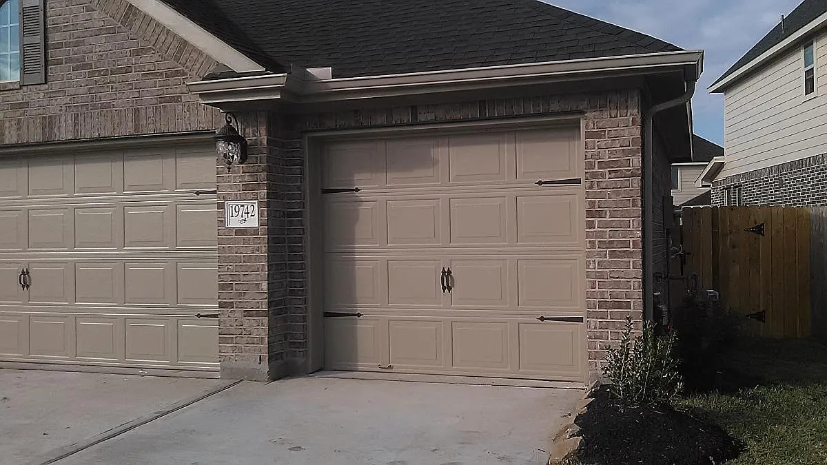 4 bed, 2200 sqft, $2,499 — Photo 2