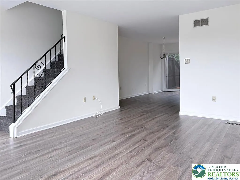 3 bed, 1.5 bath, 1520 sqft, $2,500 — Photo 3