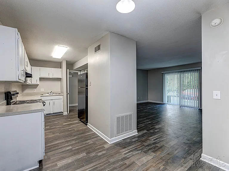 River Ridge Apartments — Photo 2