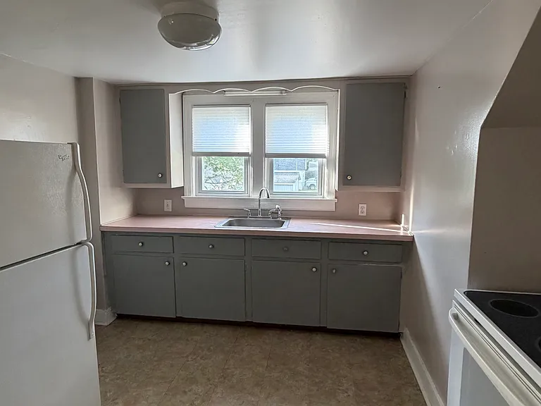 3011 Broadway #2 — Photo 4