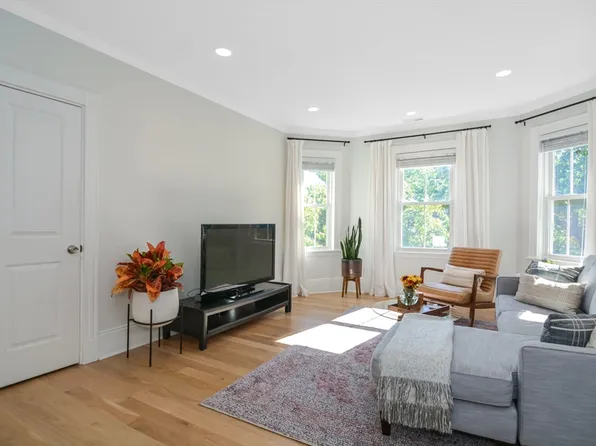 195 Cypress St #3, Brookline, MA 02445