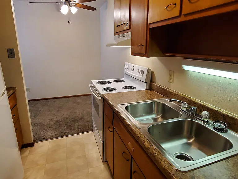 Ellis Apartments — Photo 18
