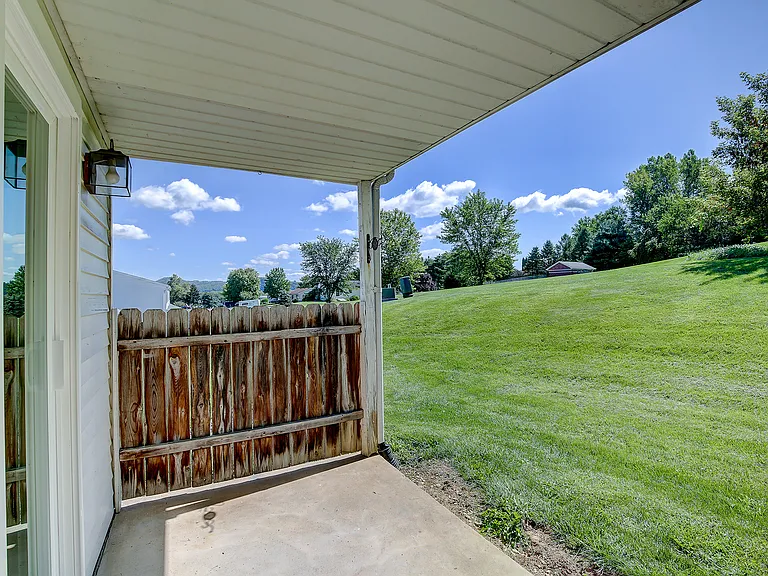 8 Devon Ct — Photo 15