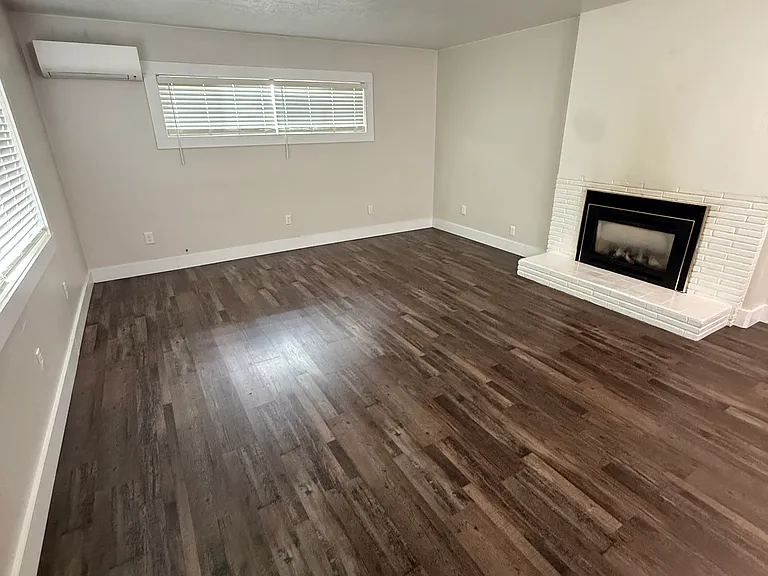 1215 Irving Rd — Photo 2