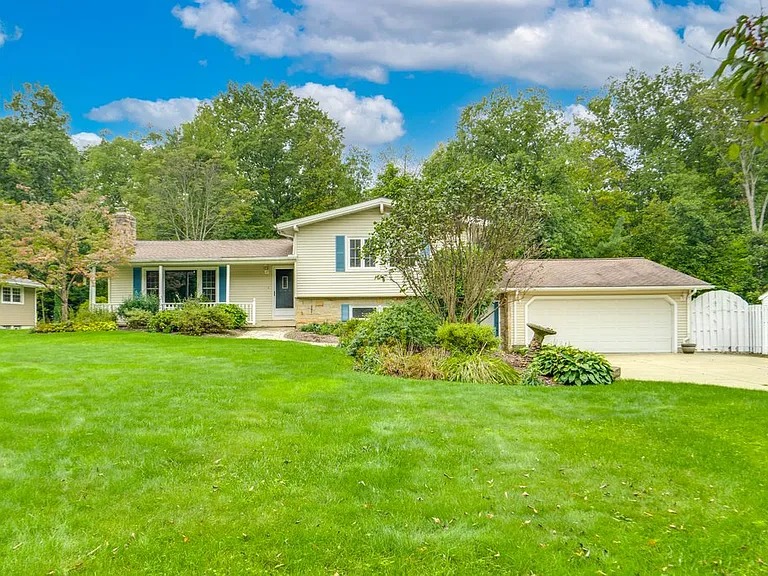 381 Hickory Hill Rd — Photo 1
