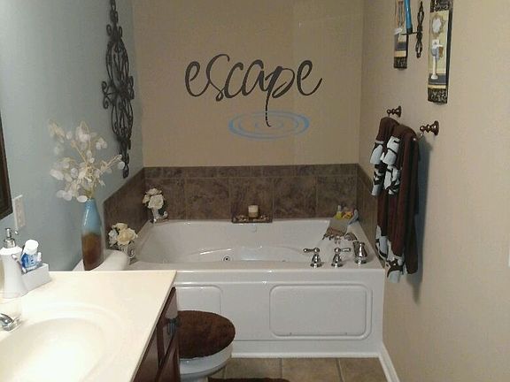 M. bath. Shower/tub seperate