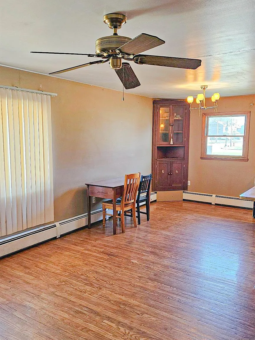 4 bed, 2.0 bath, 1466 sqft, $3,500 — Photo 3