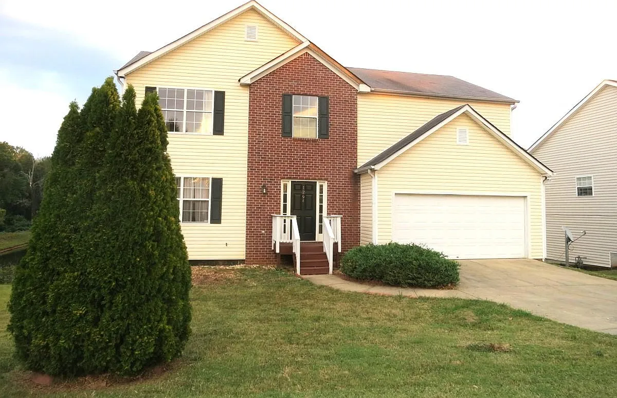 4 bed, 2.5 bath, 2300 sqft, $2,700 — Photo 1