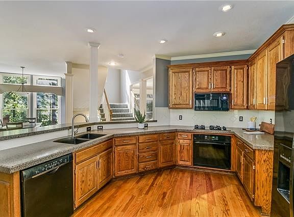5th image of 5325 Park St