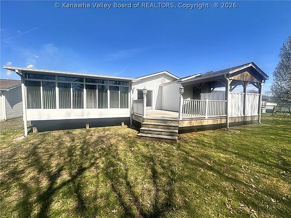 3rd image of 264 Hawthorne Ln