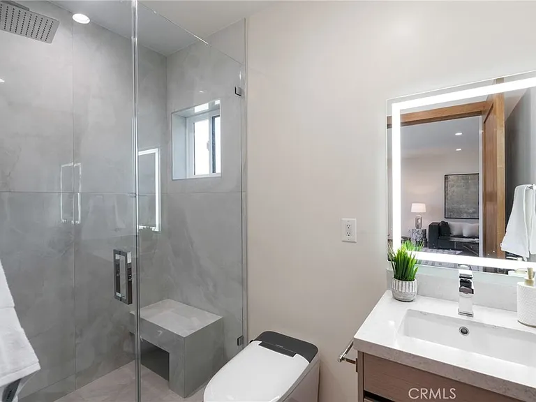 348 S Orange Dr — Photo 32