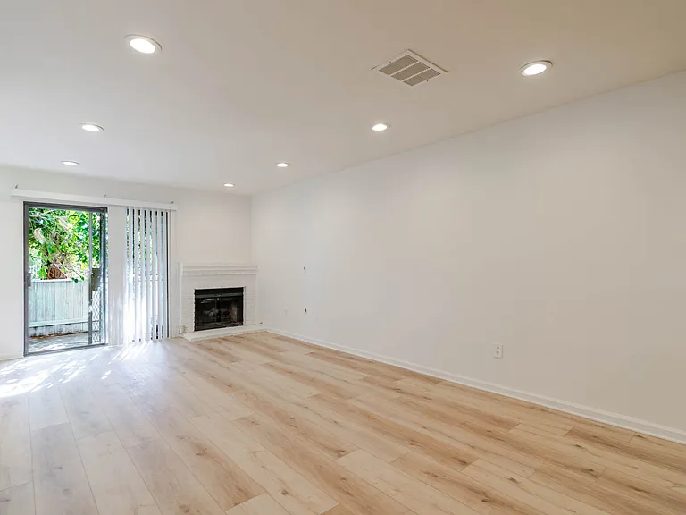 15113 Saticoy St #16 — Photo 7