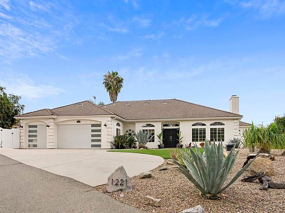 4th image of 1221 Vista Grande Rd