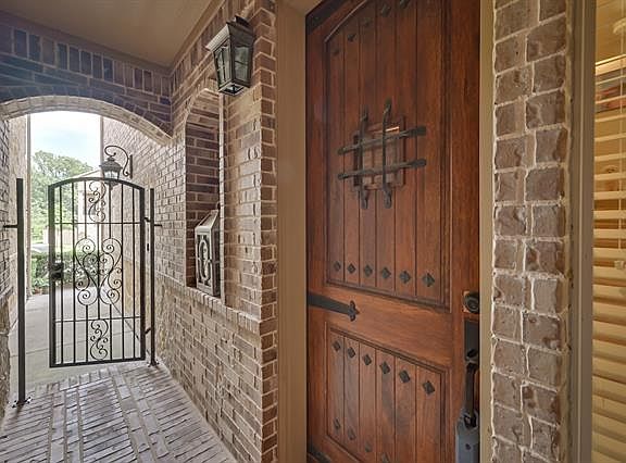 3rd image of 922 Brook Forest Ln