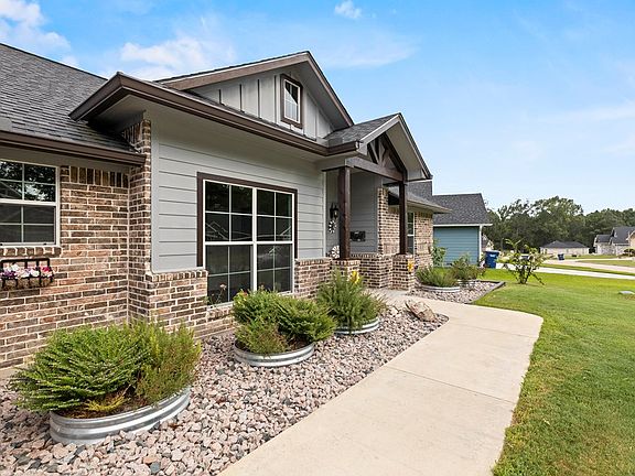 4th image of 227 Oak Meadow Ln