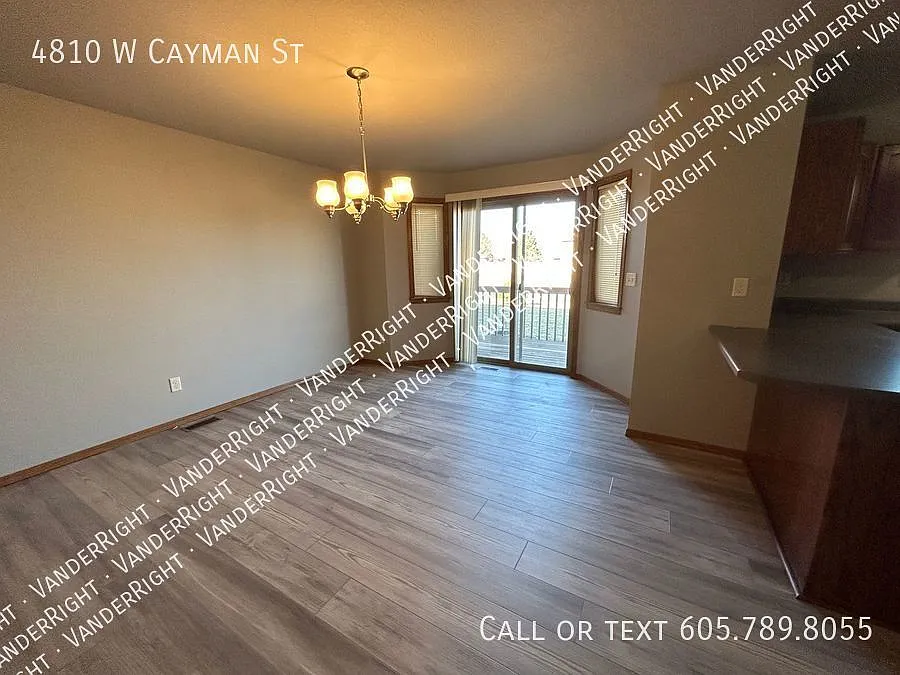 Updated 3 Bedroom 2.5 Bathroom Townhome! — Photo 2