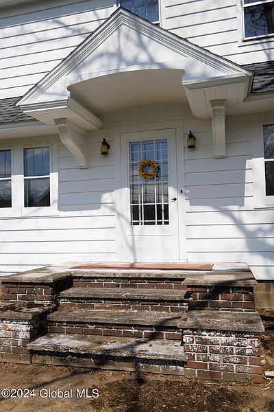 4th image of 1598 North Road