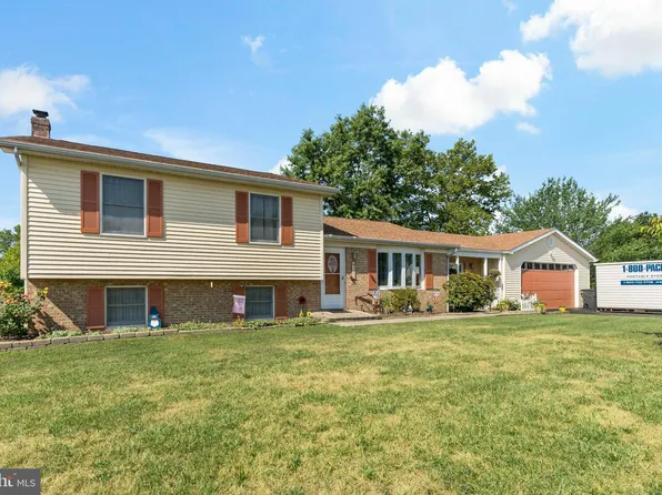 1596 E Nadenbousch Ln, Inwood, WV 25428