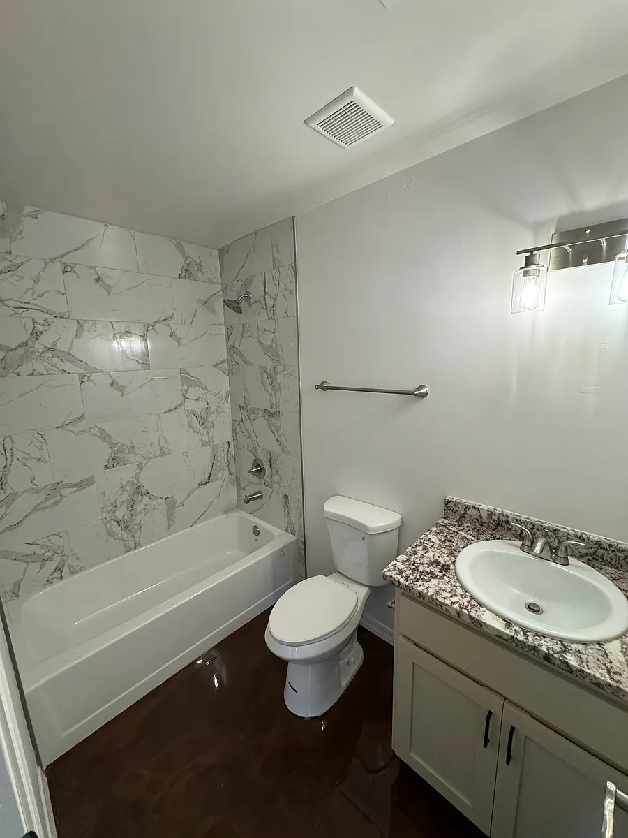 Building Photo - 128 W Fulton St #1
