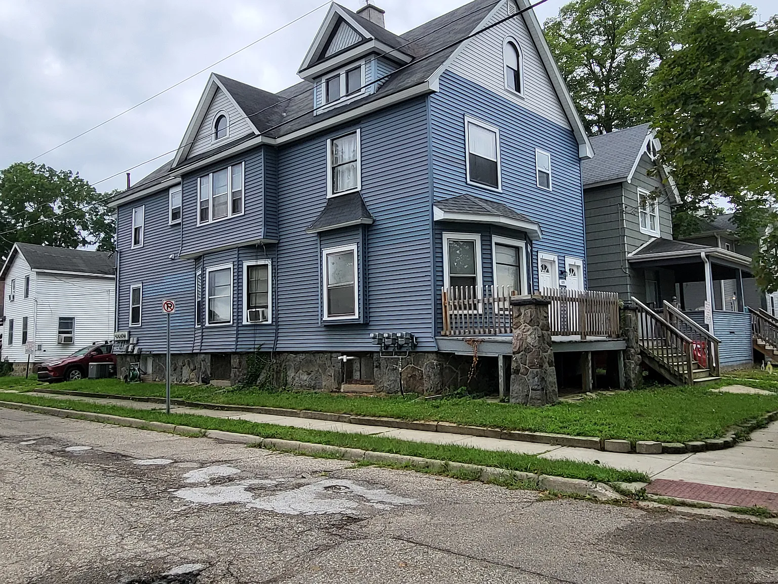 3 bed, 3000 sqft, $1,175 — Photo 1