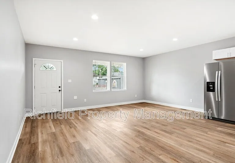 2034A E Maryland St — Photo 7