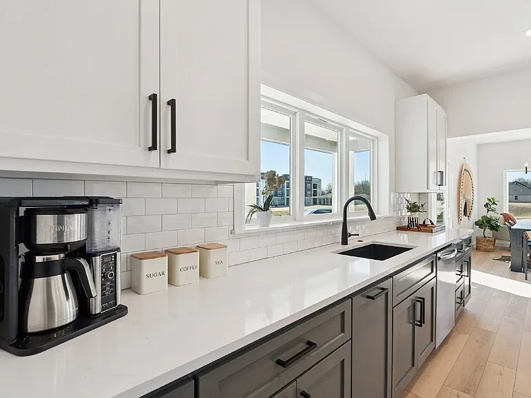 2410 W Charleston St — Photo 32