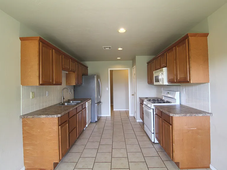 911 Lauren Ln — Photo 4