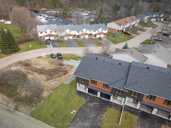 7 Northbrook Rd, Petawawa, ON K8H 3N4