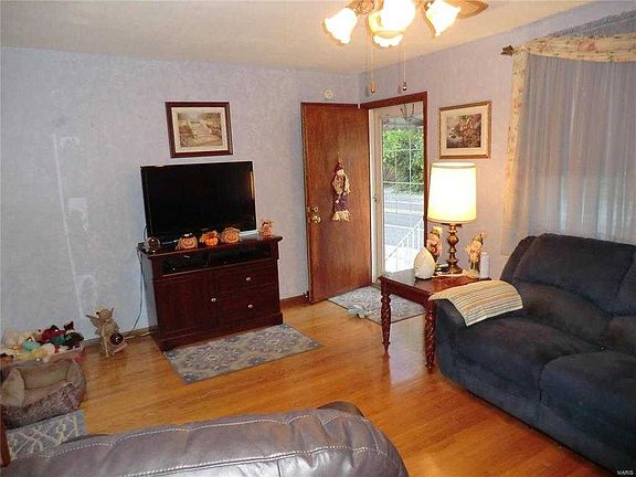 3rd image of 531 Hoffmeister Ave