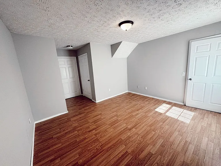 Valley View Apartments — Photo 40