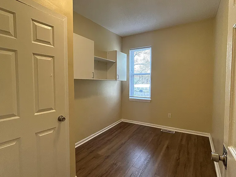 138 Hallock Ave #R2 — Photo 8