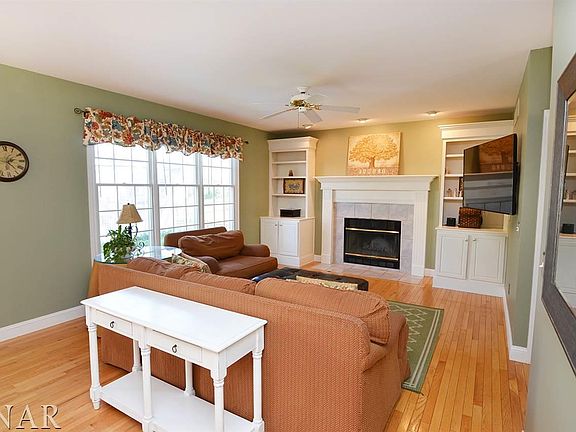 3rd image of 33 Prenzler Dr