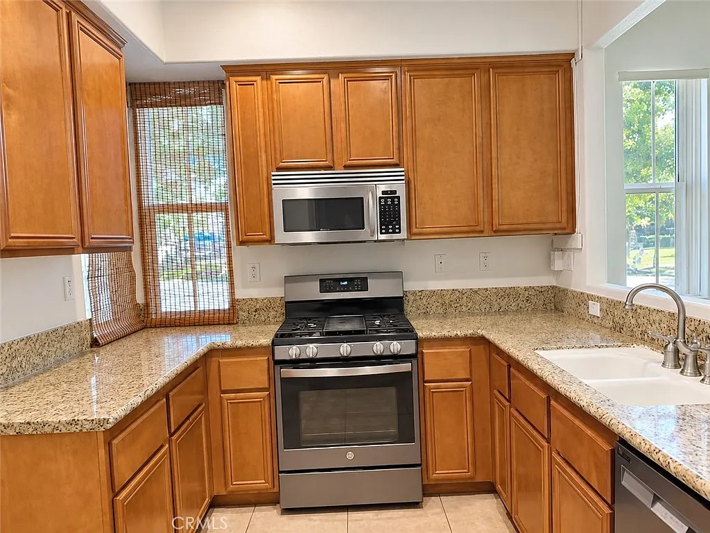 3 bed, 2.5 bath, 1491 sqft, $4,100 — Photo 4