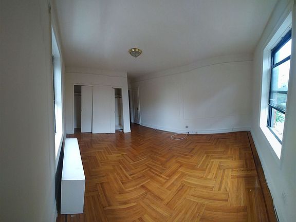 4th image of 4107 Greenpoint Ave